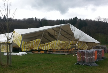 Verwehtes Festzelt - Ein Fall für den Notdienst